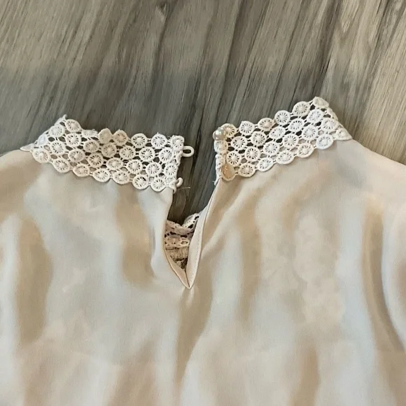 BCBGMaxAzria Cream Floral Lace Blouse Size M Excellent Condition - Picture 5 of 9